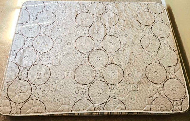 Queen Mattress – Firm – Good Condition - photo 2