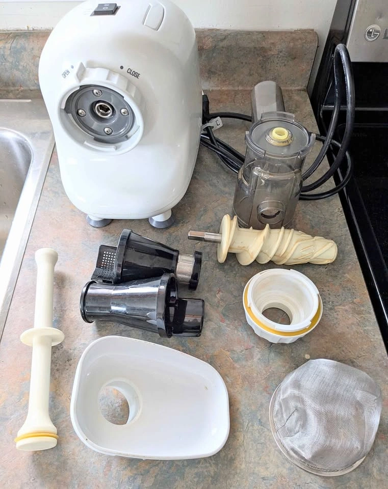 Omega 8003 Masticating Juice Extractor - Excellent Condition