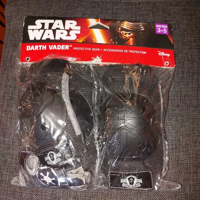 Star Wars Darth Vader Knee/Elbow Pad Protective Gear BNIP thumbnail