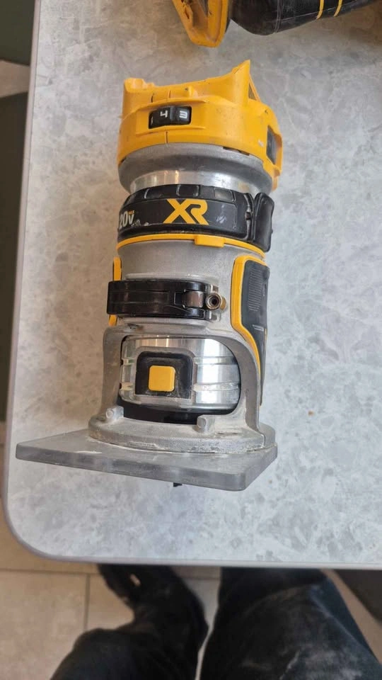 DeWalt DCW600 20V Max Brushless Compact Router + Battery