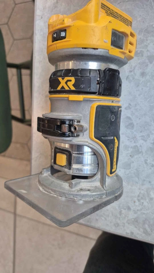 DeWalt DCW600 20V Max Brushless Compact Router + Battery - photo 2
