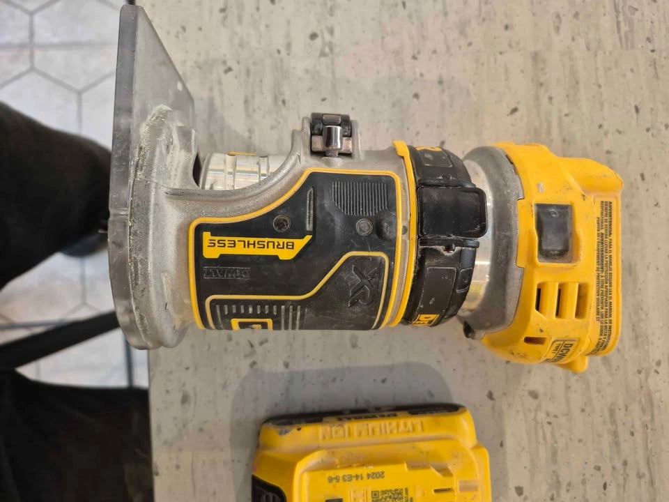 DeWalt DCW600 20V Max Brushless Compact Router + Battery - photo 4