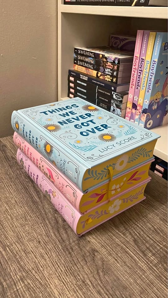 Knock ‘em Out Collectors Edition by Lucy Score