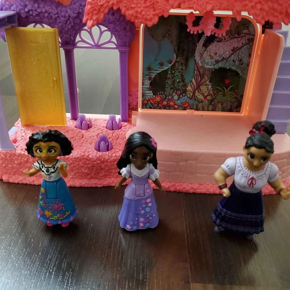 Disney Encanto Isabela Garden Room Doll Playset + Mirabel Doll - photo 2