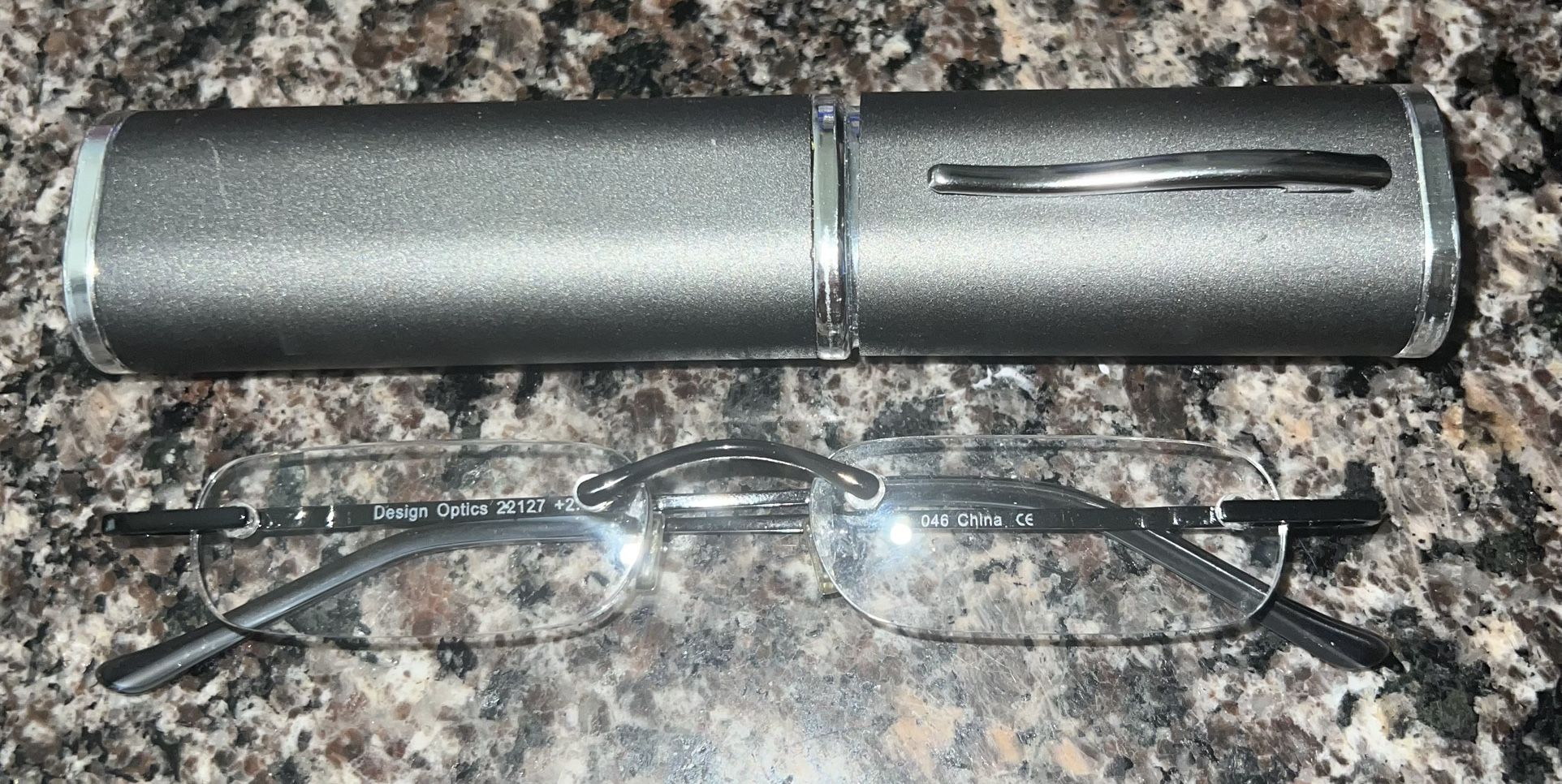 2 Design Optics By Foster Grant Reading Glasses w/ Case - photo 3