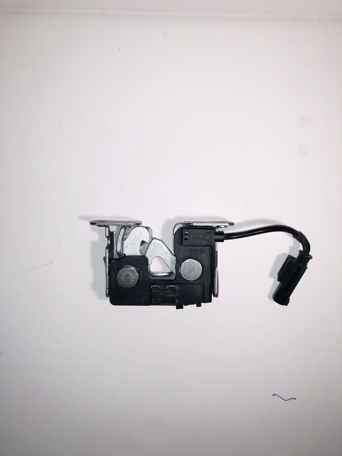 BMW E90 E92 E93 Hood Lock Latch Mechanism - photo 2
