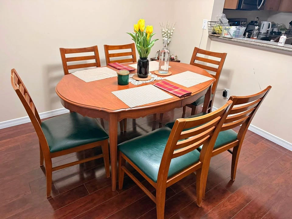 Dining table – used, comes with extension middle piece