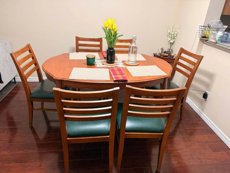 Dining table – used, comes with extension middle piece - photo 2