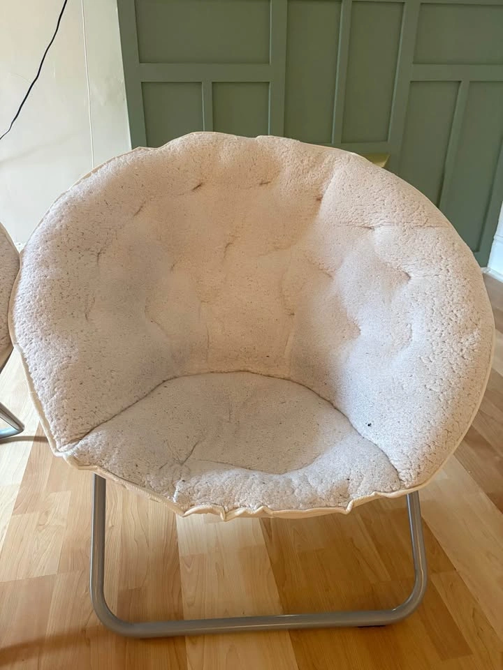 Two Foldable White Moon Chairs - Good Condition - photo 2