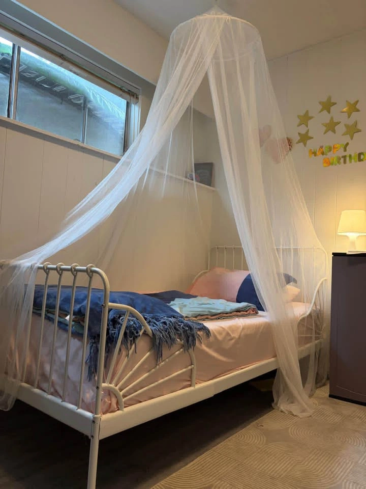 IKEA Luroy White Metal Bed, Canopy & Lamp - photo 4