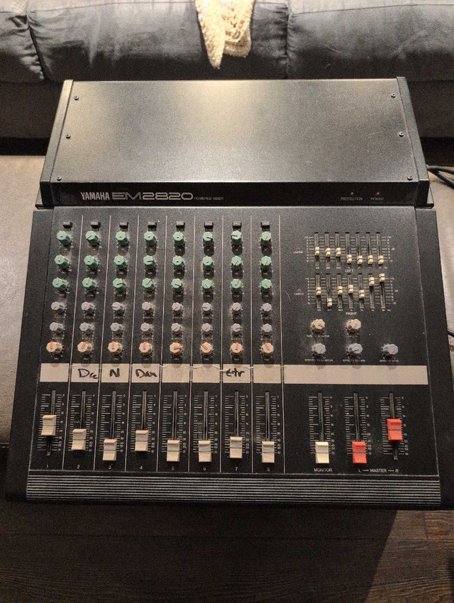 YAMAHA EM2820 8 Channel Analog Mixer