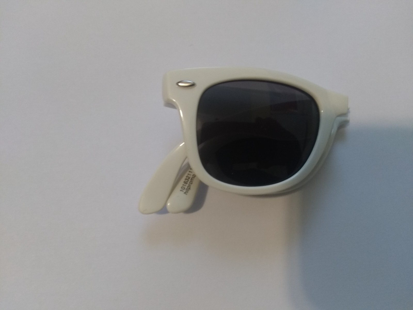 Foldable Unisex White Sunglasses Conveniently Portable