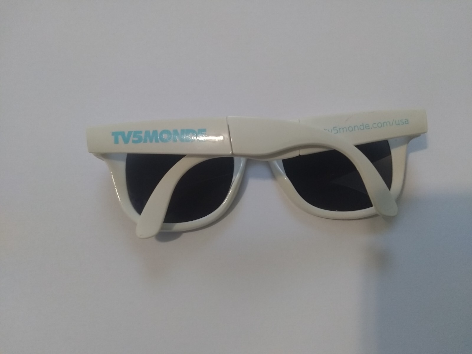 Foldable Unisex White Sunglasses Conveniently Portable - photo 2