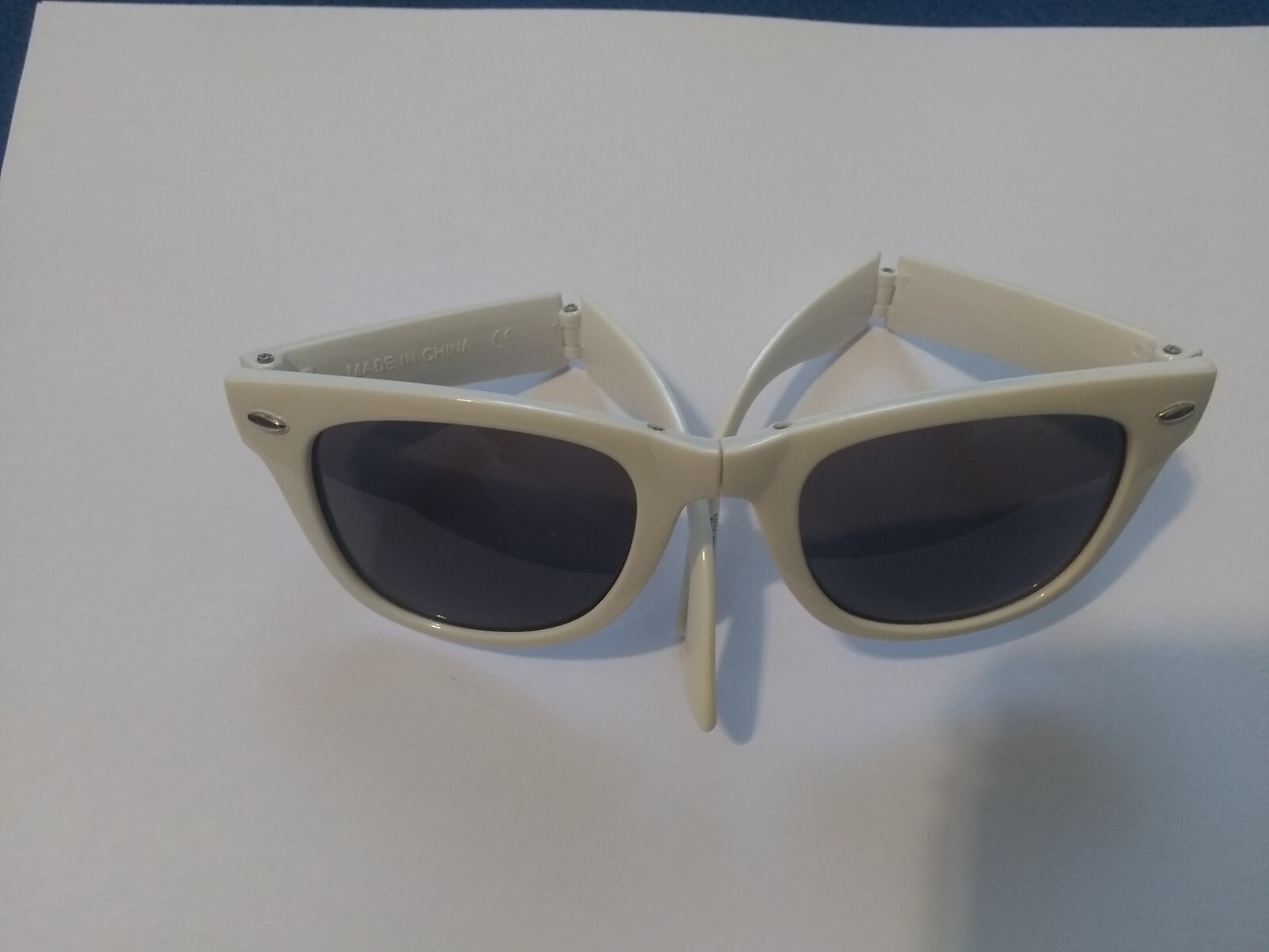 Foldable Unisex White Sunglasses Conveniently Portable - photo 3