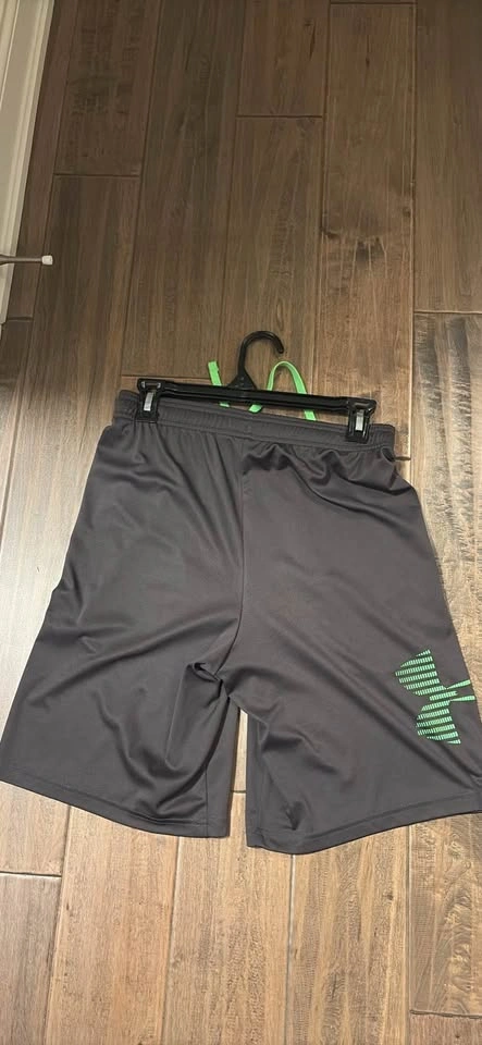 Under Armour Shorts Size XS Men's - photo 2