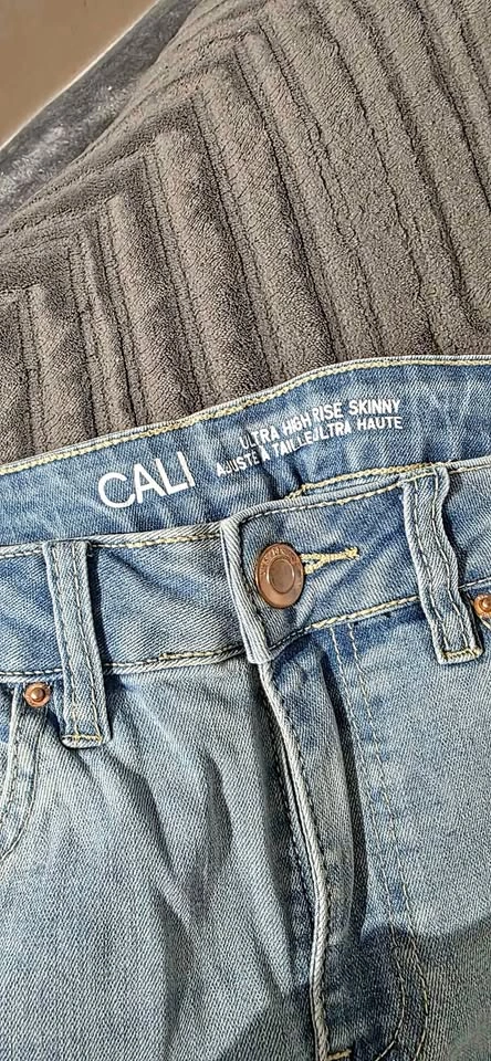 19 Pairs of Pants - Skinny & Ripped Jeans