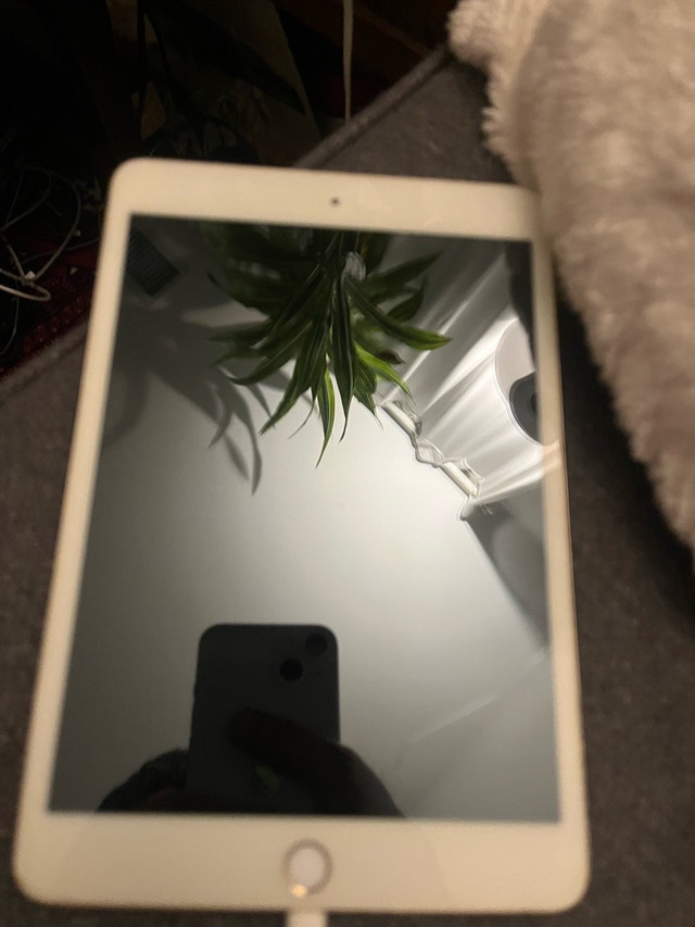 Apple iPad - Used, Functional with Screen Crack - photo 2