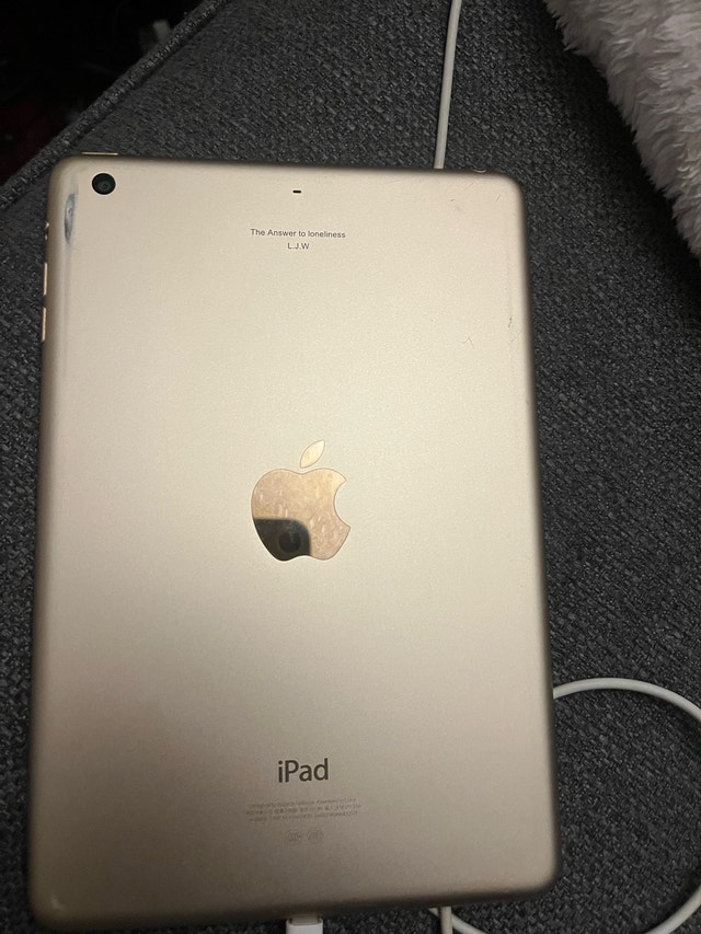 Apple iPad - Used, Functional with Screen Crack - photo 3