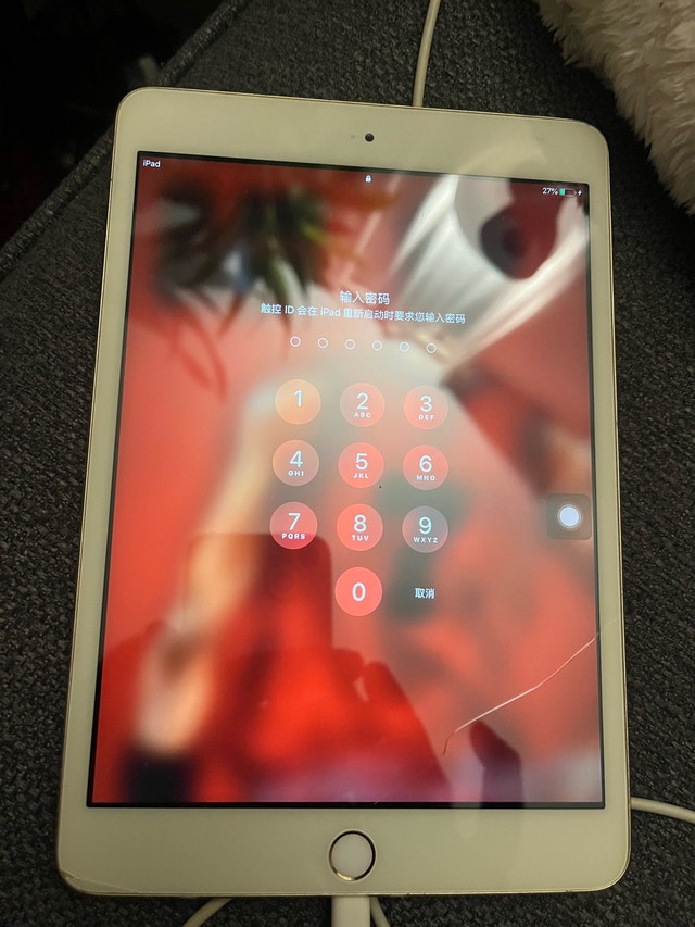 Apple iPad - Used, Functional with Screen Crack - photo 5