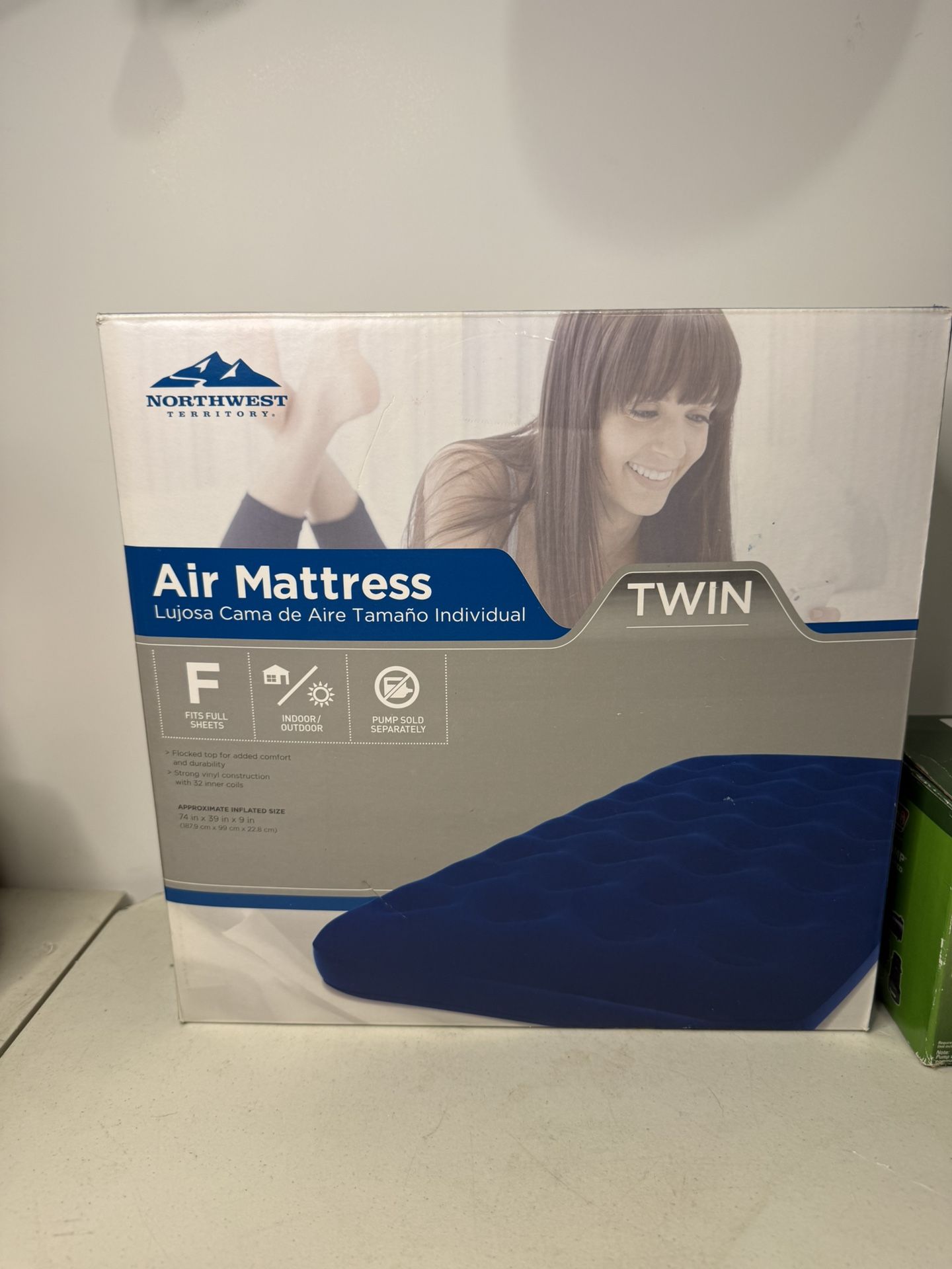 Northwest Territories Twin Air Mattress & Colmen Pump - photo 3