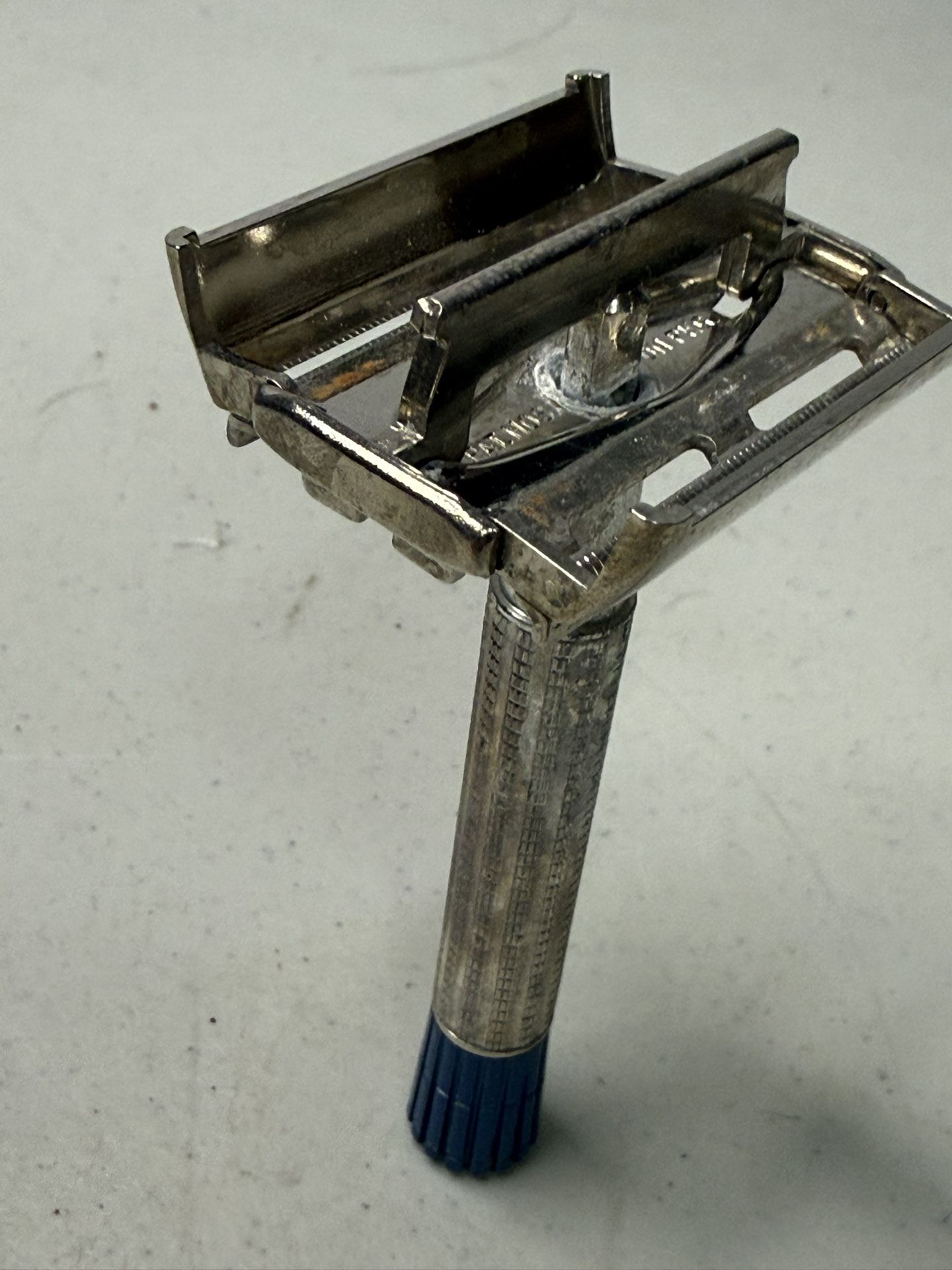 Vtg 1956 B3 Gillette Blue Tip Super Speed DE Safety Razor - photo 2