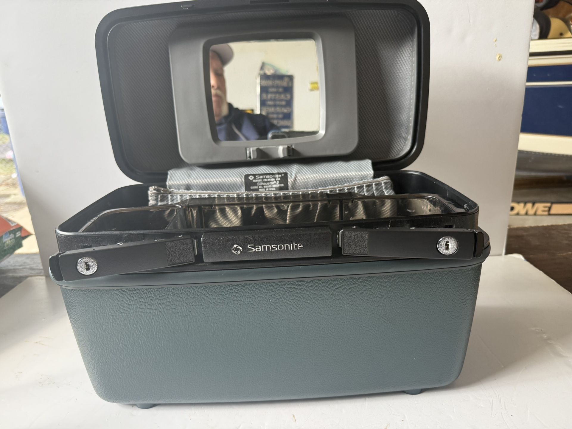 Vintage 80's Samsonite Train Case w/ Mirror & Keys - Dark Green