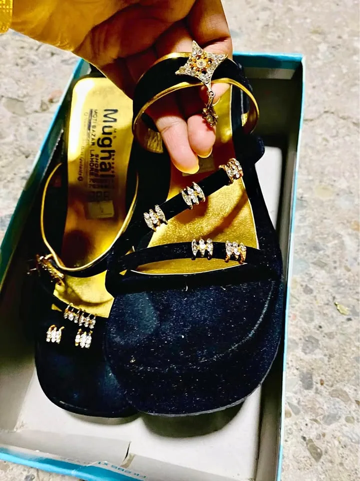 Beautiful 😍 ladies sandals like new thumbnail