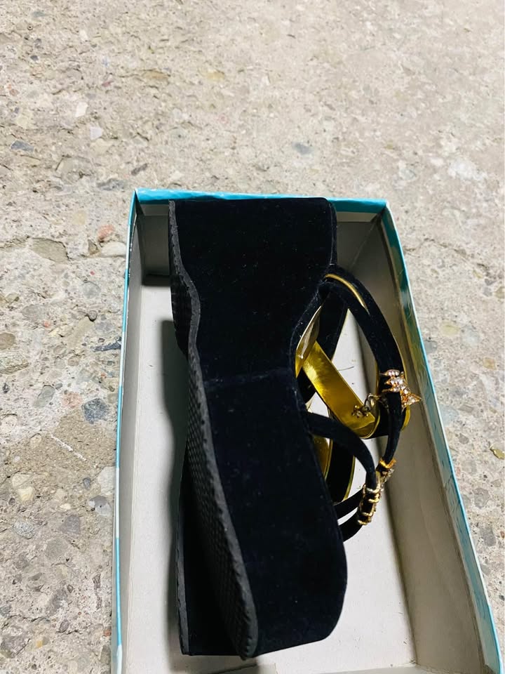 Beautiful 😍 ladies sandals like new - photo 4