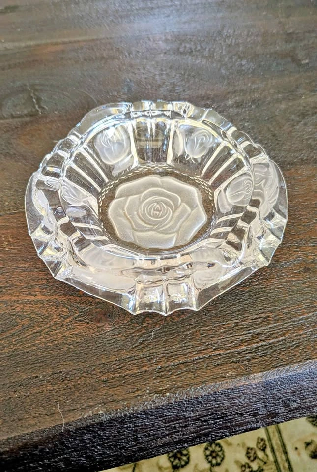 Vintage Pressed Glass Rose Dish / Ashtray 🌹