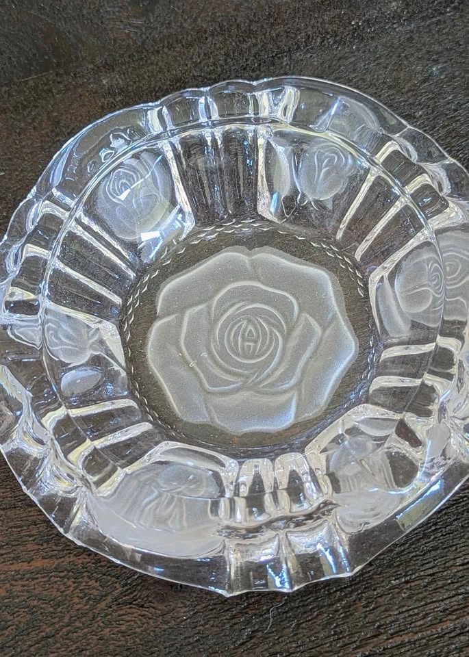 Vintage Pressed Glass Rose Dish / Ashtray 🌹 - photo 4
