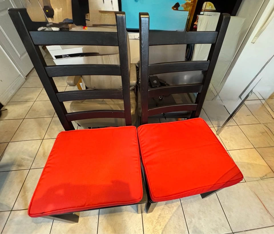 47" Glass Table with 4 Chairs - photo 3