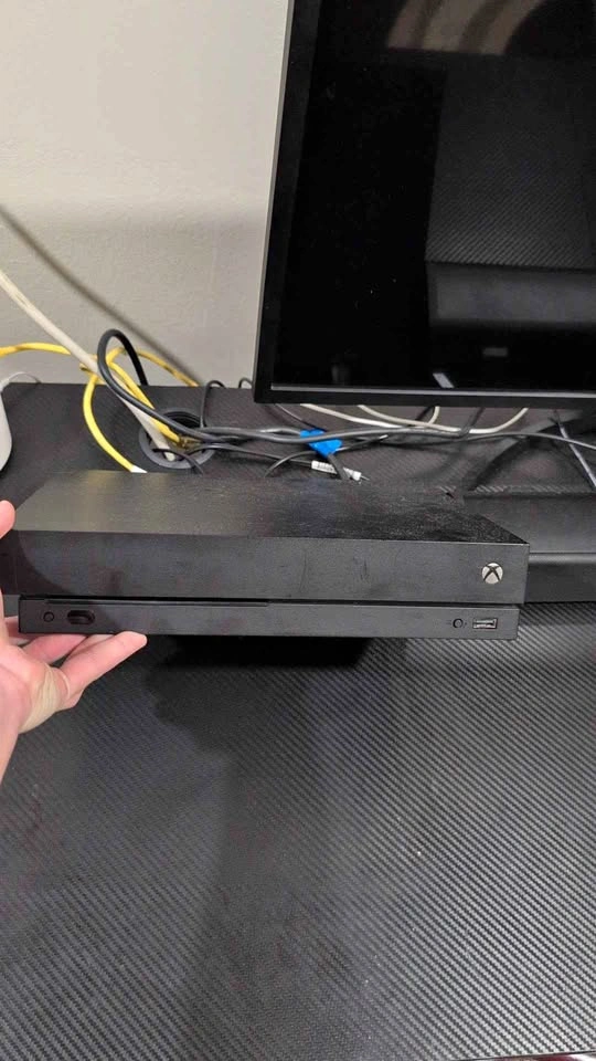 Xbox One X and Xbox One
