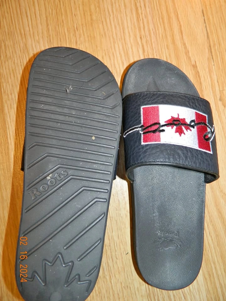 WOMENS ROOTS SLIDES SIZE 8