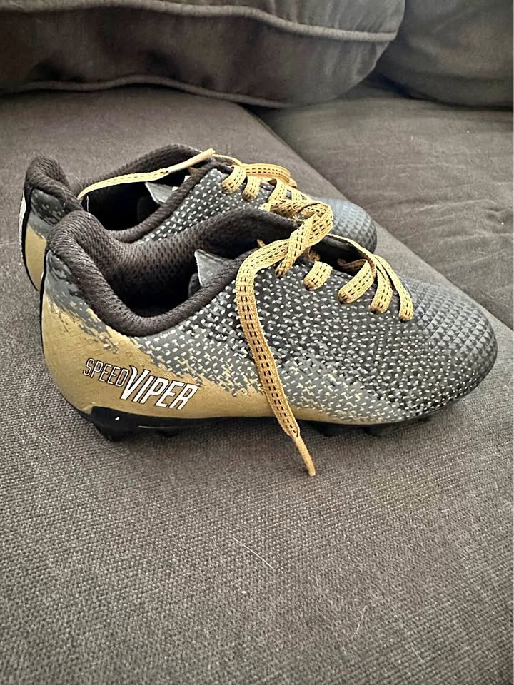 DSG Kids Soccer Cleats - Size 9