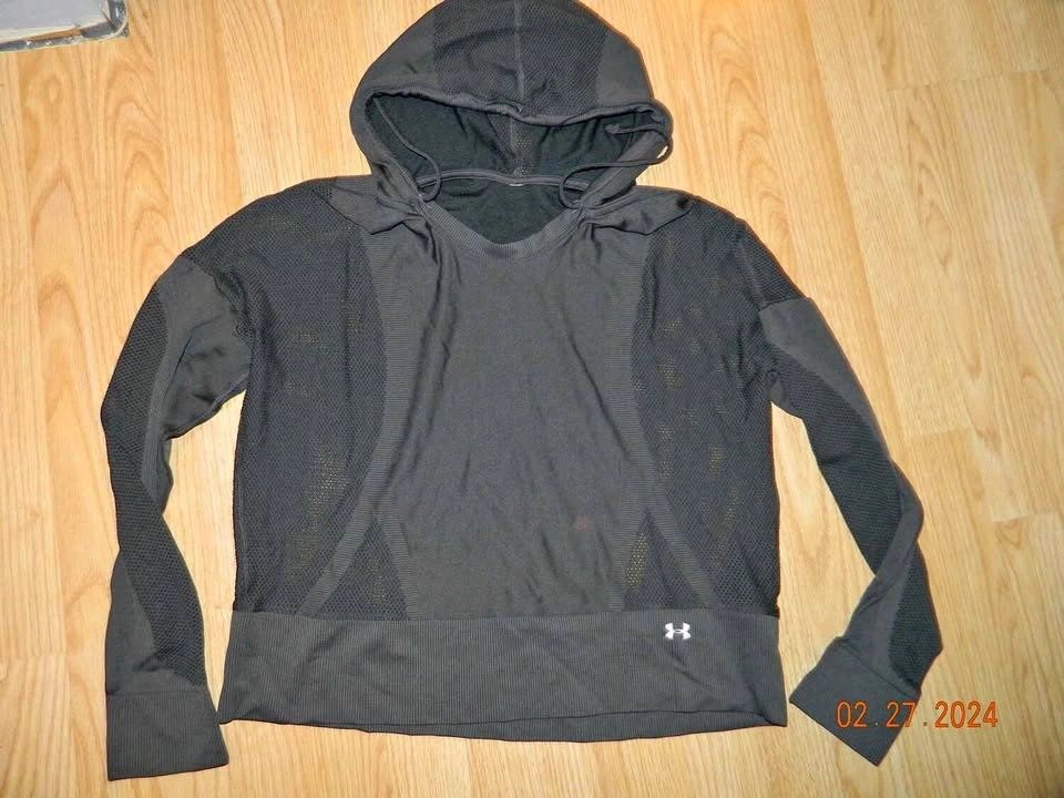 UNDER ARMOUR WOMENS HOODED PULLOVER..SIZE M/L...EUC