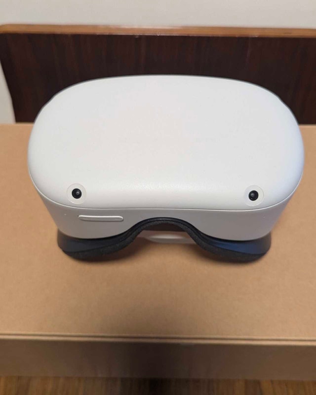Oculus/Meta Quest 2 + Accessories - photo 3