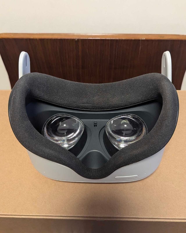 Oculus/Meta Quest 2 + Accessories - photo 4