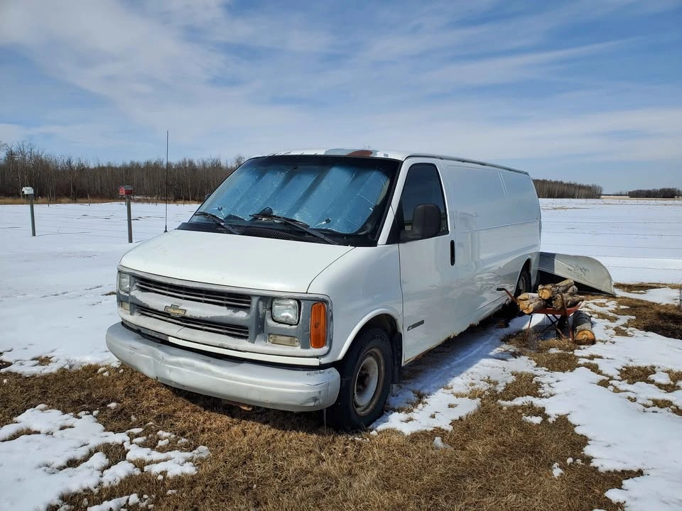 2001 Chevrolet Express 2500 Cargo Van - photo 2