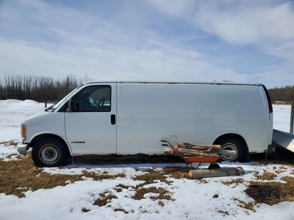 2001 Chevrolet Express 2500 Cargo Van - photo 3