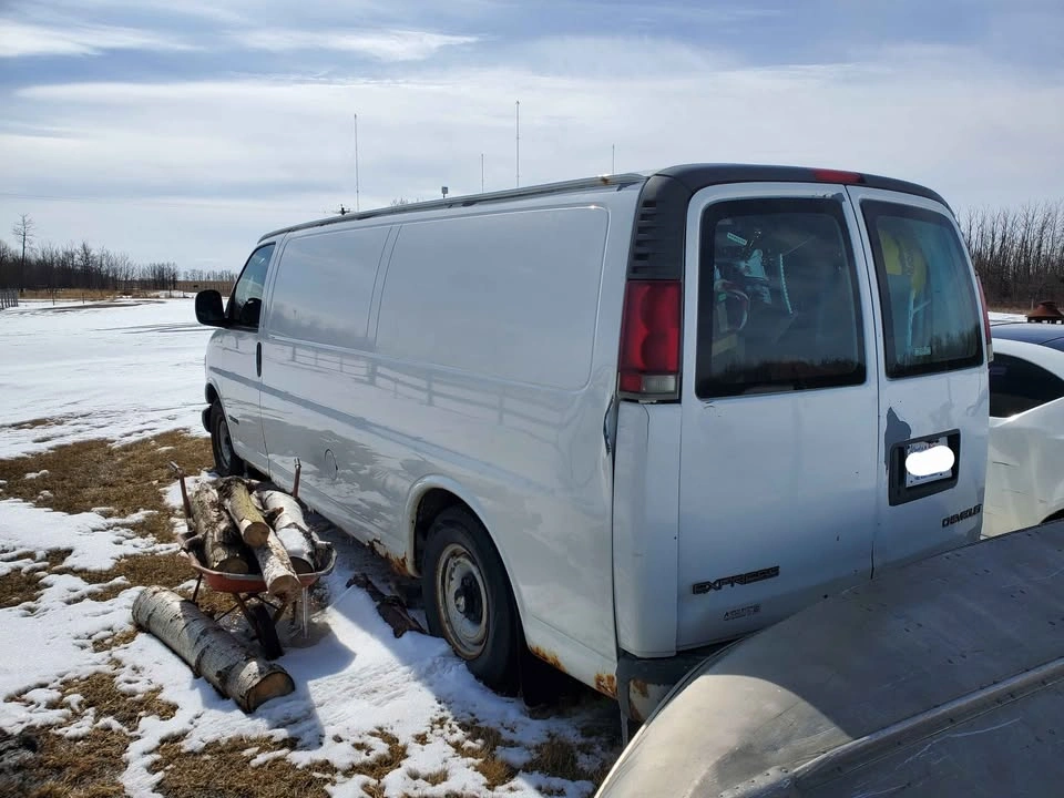 2001 Chevrolet Express 2500 Cargo Van - photo 4