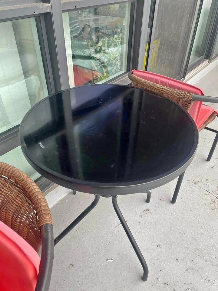 Black tempered glass table with two chairs and four chair pads - photo 3