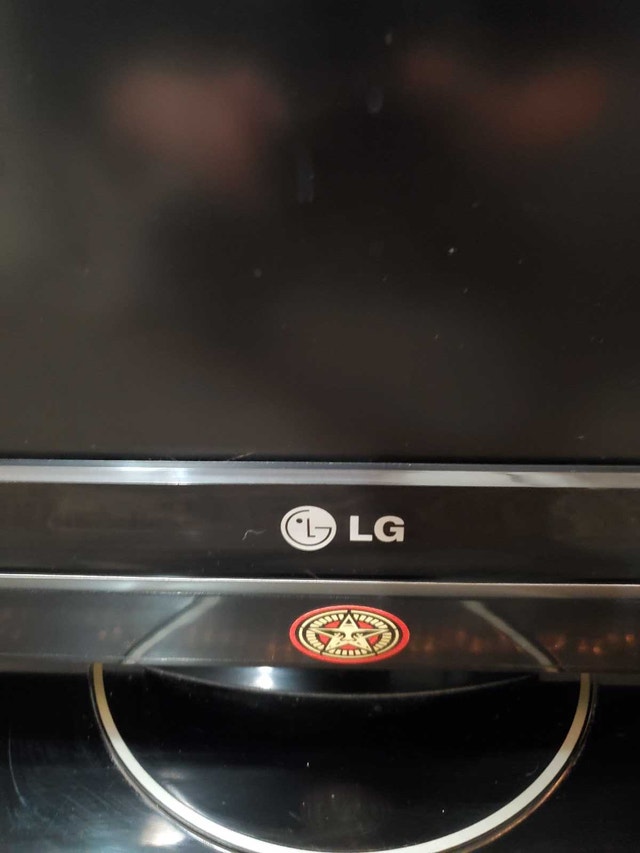 LG TV 42" with remote - photo 2