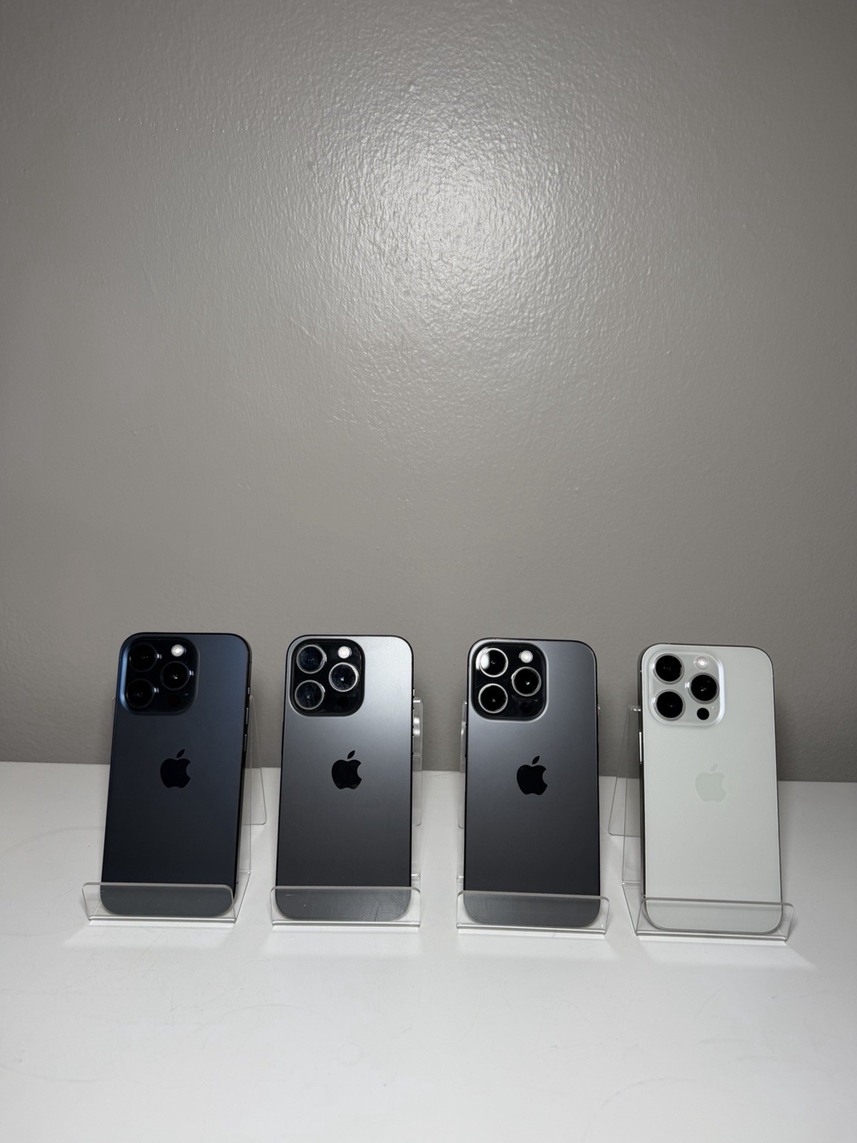 LOT OF 4 or single unit Apple iPhone 15 Pro 128GB UNLOCKED MINT