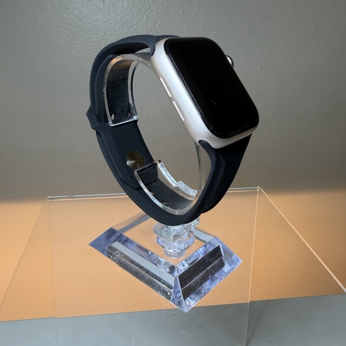 Mint Condition - Apple Watch SE 40mm Gold Aluminum Case Silicone
