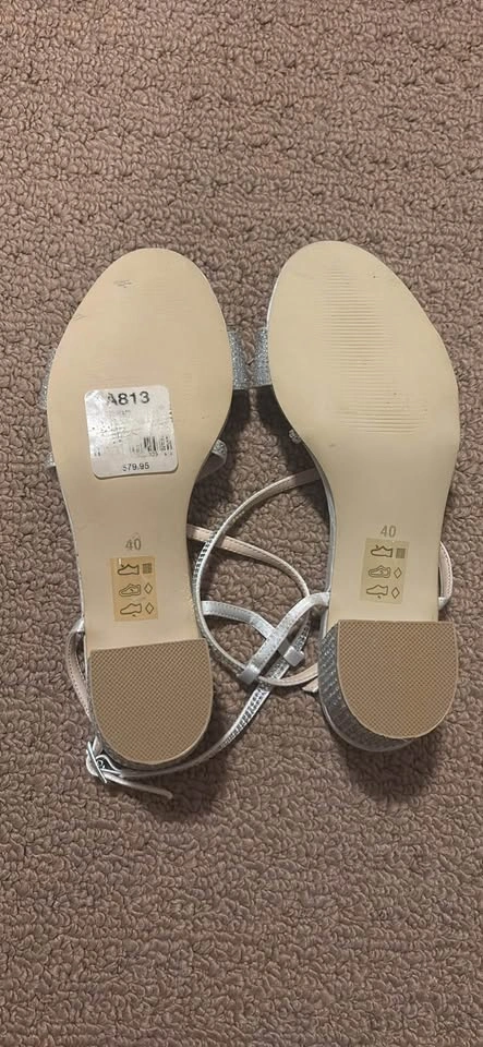 LE CHÂTEAU Silver Sparkly Strappy Sandals Size 40 - photo 2