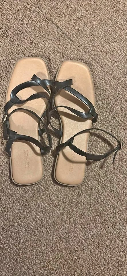 Old Navy Strappy Flat Summer Sandals Size 8