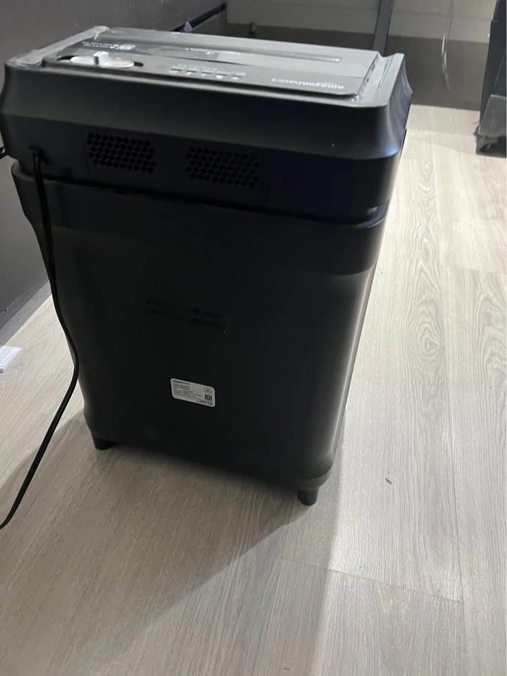 AmazonBasics 8-Sheet Paper and Credit Card Shredder - photo 5