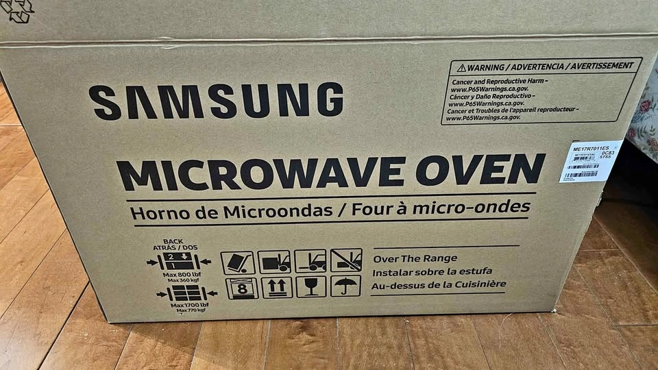 BRAND NEW Samsung Microwave