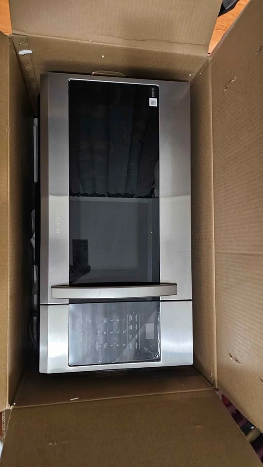 BRAND NEW Samsung Microwave - photo 3