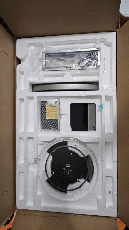 BRAND NEW Samsung Microwave - photo 4